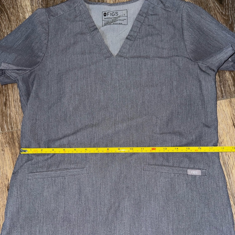 FIGS Casma Three-Pocket Scrub Top in Graphite Size S - Picture 9 of 11
